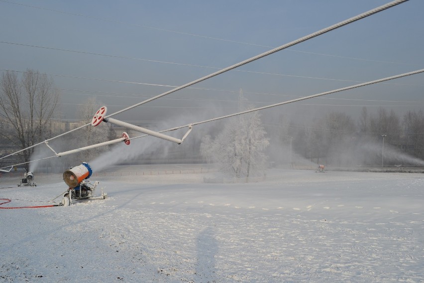 Na  stoku pracuje pięć armatek śnieżnych