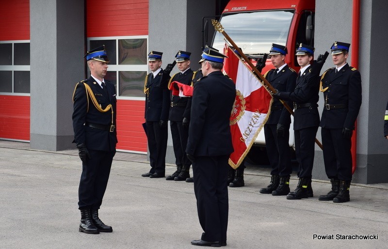 Uroczysty apel i zmiana warty w komendzie Powiatowej Państwowej Straży Pożarnej w Starachowicach