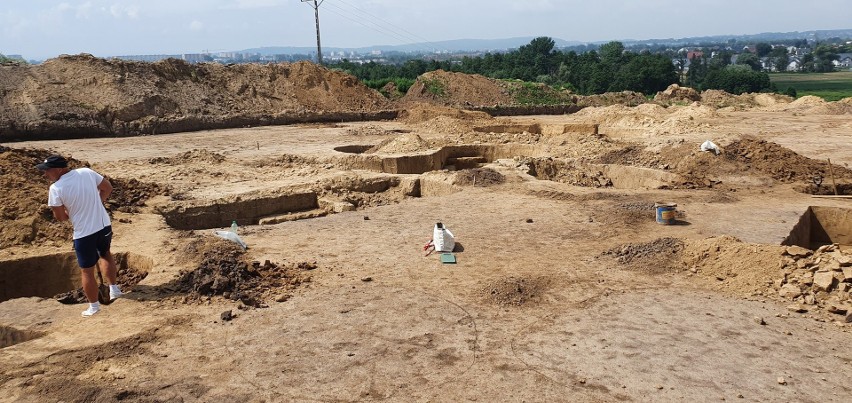 Niezwykłe odkrycie archeologów. Neolityczne "lodówki" na trasie północnej obwodnicy Krakowa