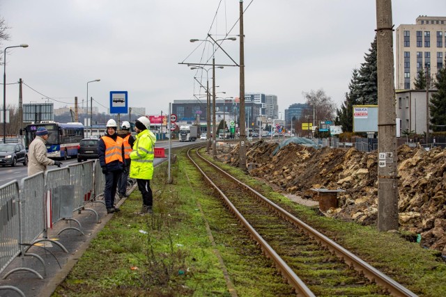 - Dlaczego torowiska pomiędzy jezdniami ulicy Fordońskiej nie zostały ułożone w płytach prefabrykowanych? - pyta poirytowany Czytelnik. - Zastosowanie płyt zamiast tłucznia i betonowych podkładów umożliwiłoby wykonanie buspasa na całej ulicy Fordońskiej. Po kawałku...