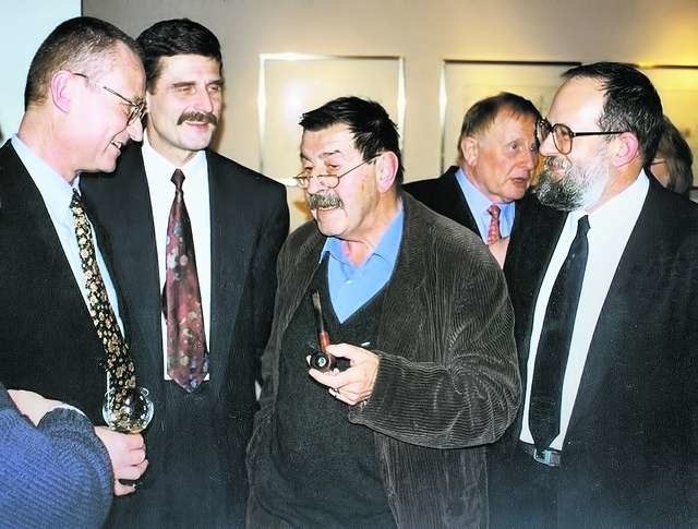 Günter Grass w Getyndze w 1996 roku - z nieodłączną fajką i w towarzystwie Bogdana Majora (pierwszy z prawej) i ówczesnego prezydenta Torunia Zdzisława Boćka (drugi z lewej)