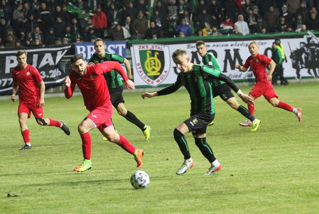 Stal Stalowa Wola zagrała w 2020 roku zaledwie dwa mecze. Tutaj fragment zremisowanego 0:0 pojedynku z Bytovią Bytów