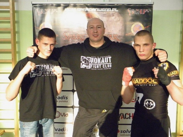 Reprezentanci klubu MMA Nokaut (od lewej): Maciej Orzech, trener Marcin Michalik oraz Przemysław Baran.