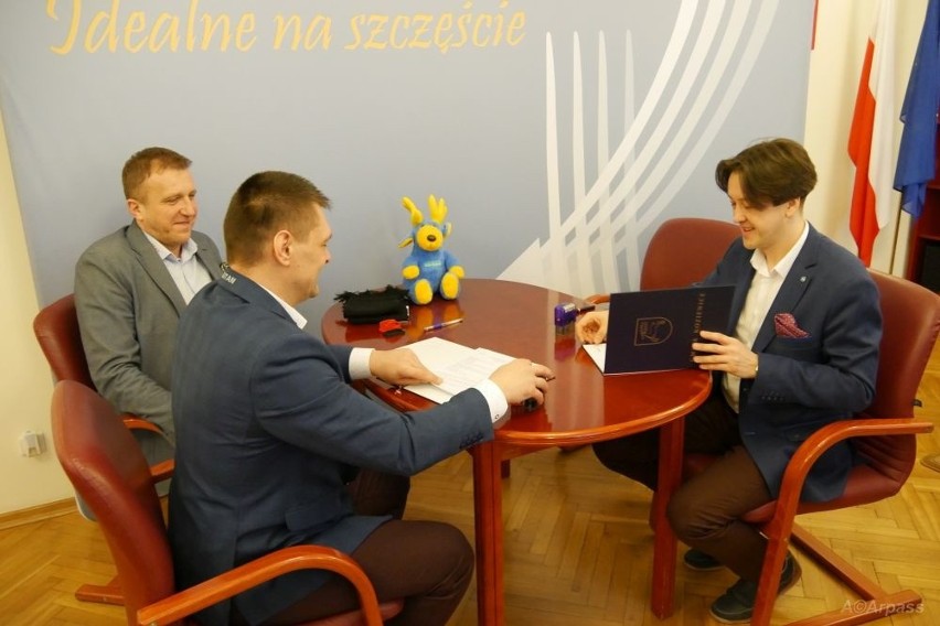 Burmistrz Kozienic podpisał umowę partnerstwa z Cerrad Czarnymi Radom. Cel to rozwój siatkówki w gminie