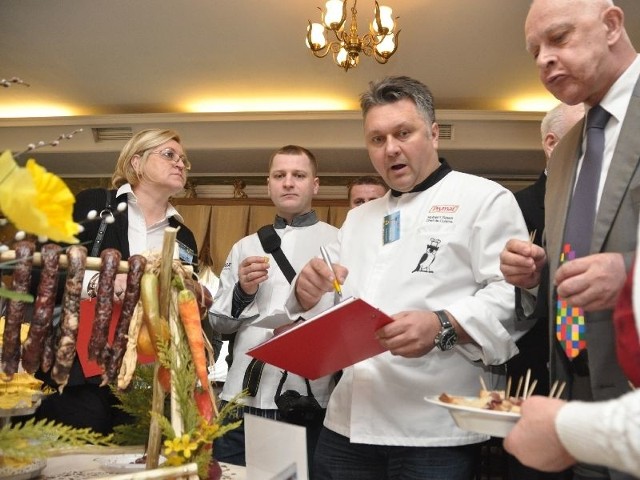 Komisja konkursowa (z lewej kucharz Robert Sowa, z prawej Jarosław Dworzański, marszałek województwa podlaskiego) miała bardzo trudne zadanie. Trzeba było bowiem wybrać najlepszą spośród aż 41 potraw.