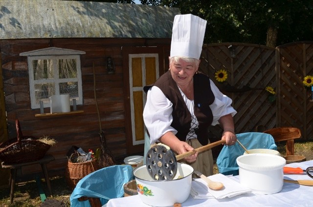 Dzień Folkloru Borowiackiego w TucholiSwojskie masło właśnie się robi.