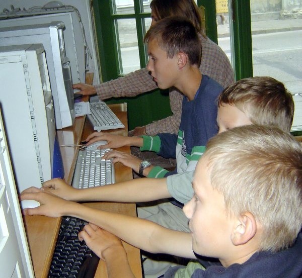W kawiarence przy ul. 22-Stycznia  popołudniami z komputerów korzystają głównie  dzieciaki. Poszukujący pracy przychodzą  wcześniej.