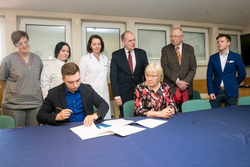 Anna Prokop-Staszecka i Damian Dukat podpisują umowę