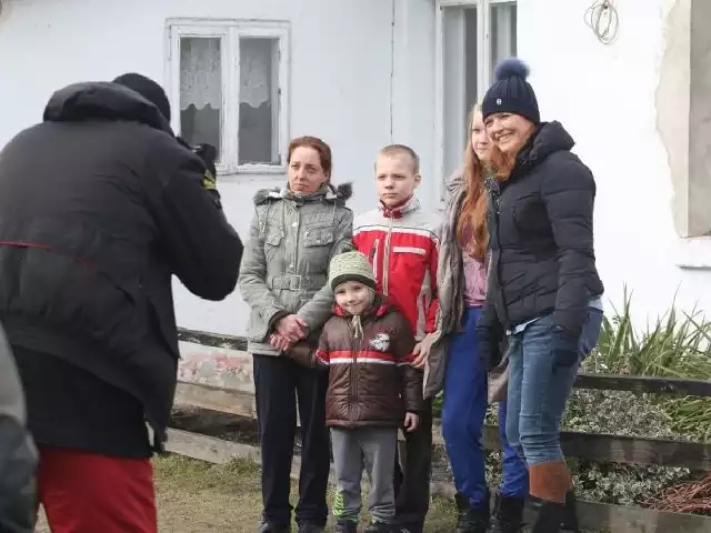 Katarzyna Dowbor i jej ekipa mają pięć dni na gruntowny remont domu rodziny Kumurów z miejscowości Kokot w gminie Kije.