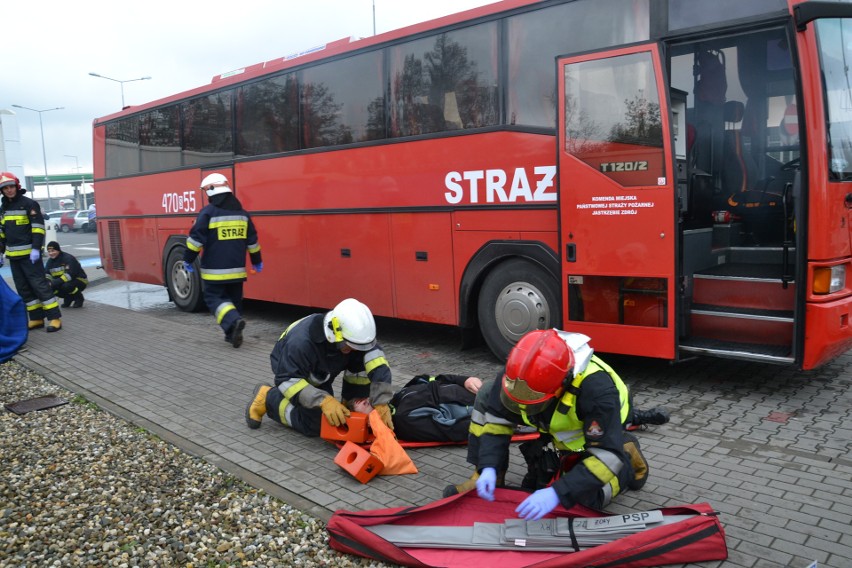 Przy autostradzie A1 w Żorach autobus stanął w ogniu. Strażacy wyciągali rannych ZDJĘCIA