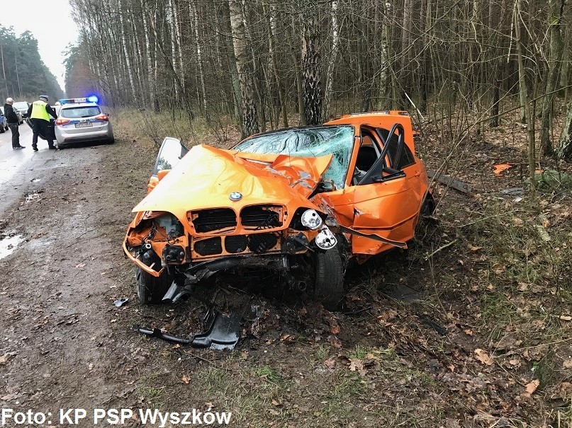 Leszczydół-Nowiny: wypadek BMW. Kierowca uderzył w drzewo, zabrała go karetka