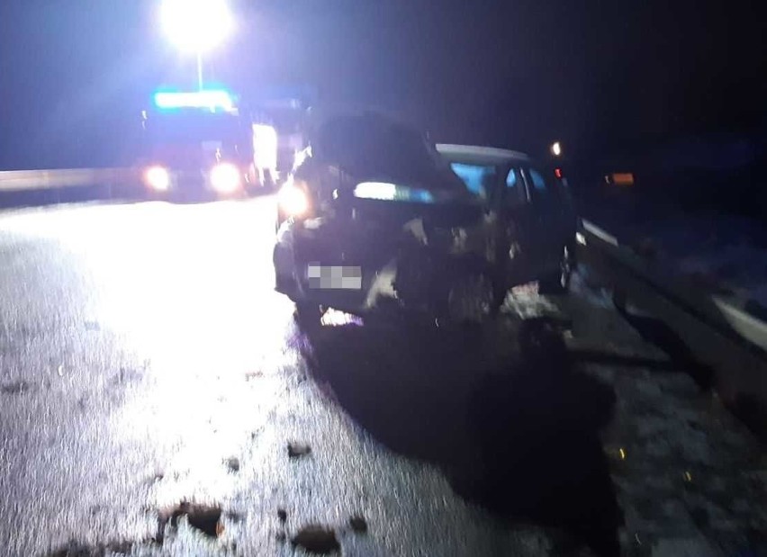 Czołowe zderzenie dwóch samochodów osobowych w miejscowości Trześń