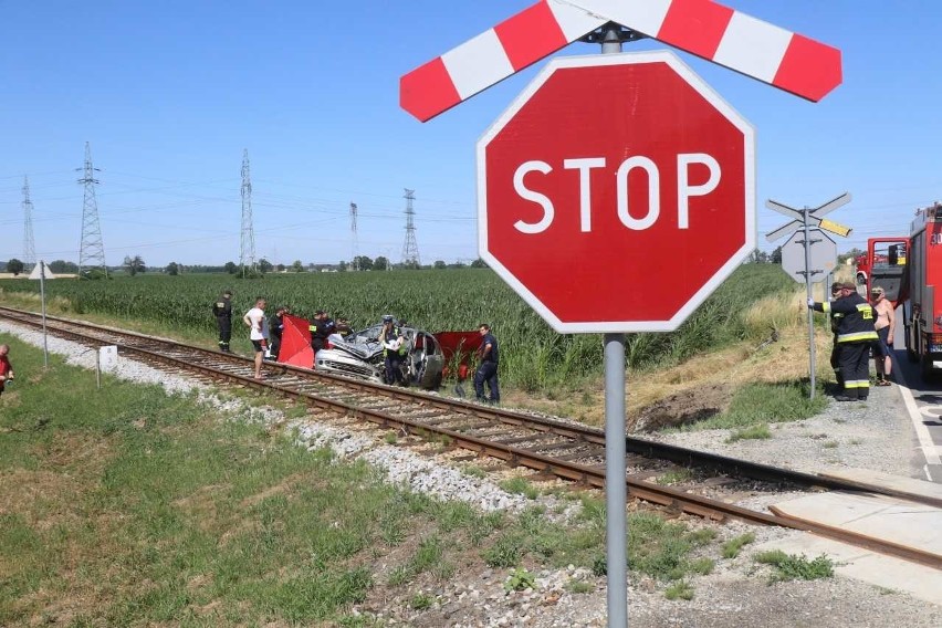 Wypadek szynobusu Wrocław - Trzebnica i samochodu. Kierowca nie żyje (ZDJĘCIA)