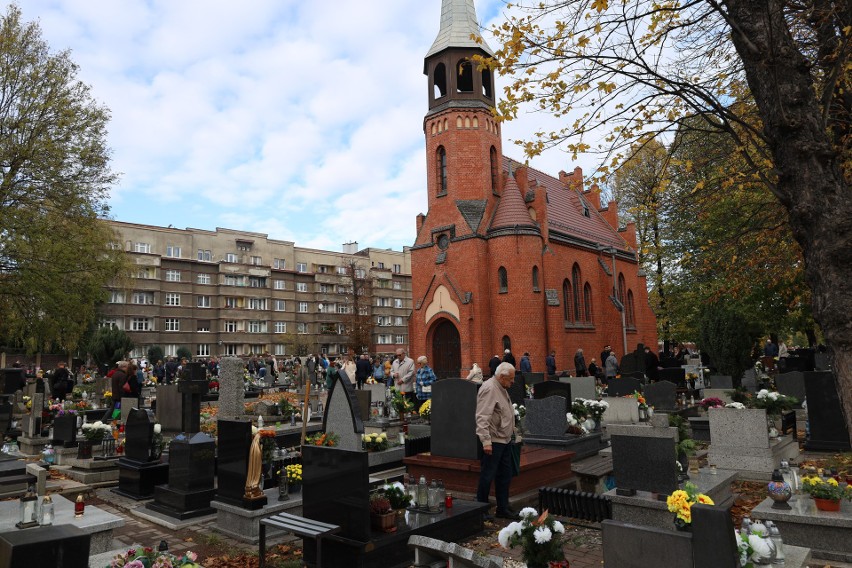 Od rana bardzo dużo osób odwiedza cmentarz parafii św....