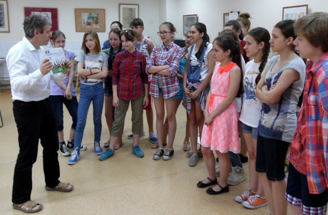 Artur Klose podczas spotkania z młodzieżą prezentuje swój słynny komiks "Tajemnice Opolszczyzny".