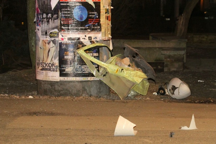 Śmiertelny wypadek na Opolskiej. Fiat wbił się w latarnię