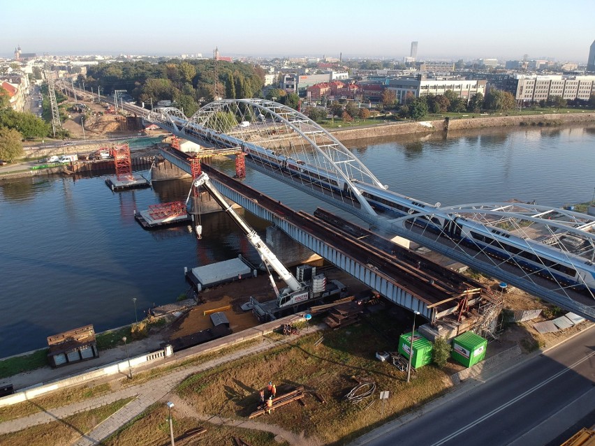 Kraków. Kończy się rozbiórka mostu kolejowego nad Wisłą [WIDEO]