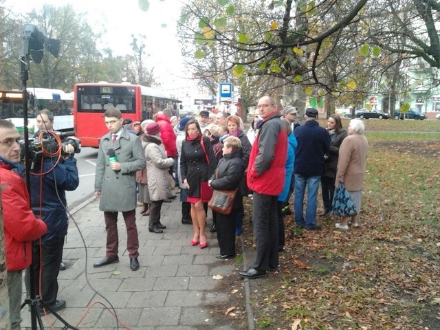 Kilkadziesiąt osób przygląda się jak wygląda ruch na Niebuszewie po zmianach w organizacji ruchu.