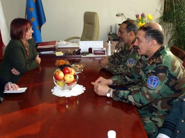 Wojewoda Helena Hatka przyjmuje afggańskich oficerów i policję