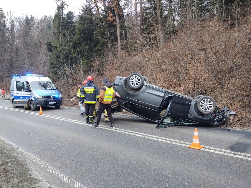 Wypadek w Nowym Sączu. Na ul. Barskiej dachował samochód osobowy [ZDJĘCIA] 