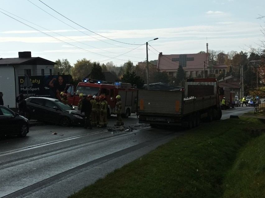 Zderzenie osobówki z ciężarówką w Przegędzy. Są ranni.