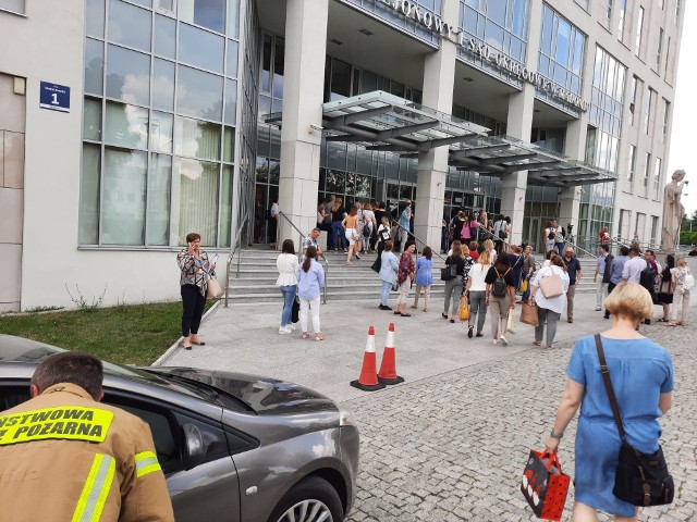 Z budynku sądu przy ulicy Warszawskiej ewakuowano w sumie 280 osób.