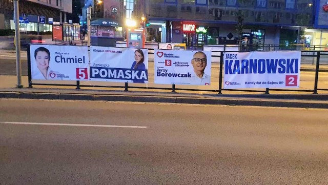 Nielegalne banery Jacka Karnowskiego. Jak poprawnie rozwieszać plakaty wyborcze?