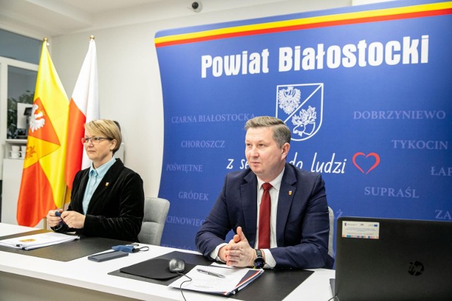 Skarbnik powiatu białostockiego Marta Szczuka i starosta Jan Perkowski podczas prezentacji projektu budżetu białostockiego na 2022 rok