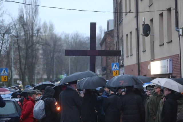 W piątek(8 kwietnia), po dwóch latach przerwy spowodowanej pandemią, wierni znów mogli wziąć udział w Drodze Krzyżowej, której trasa wiodła ulicami Katowic.
