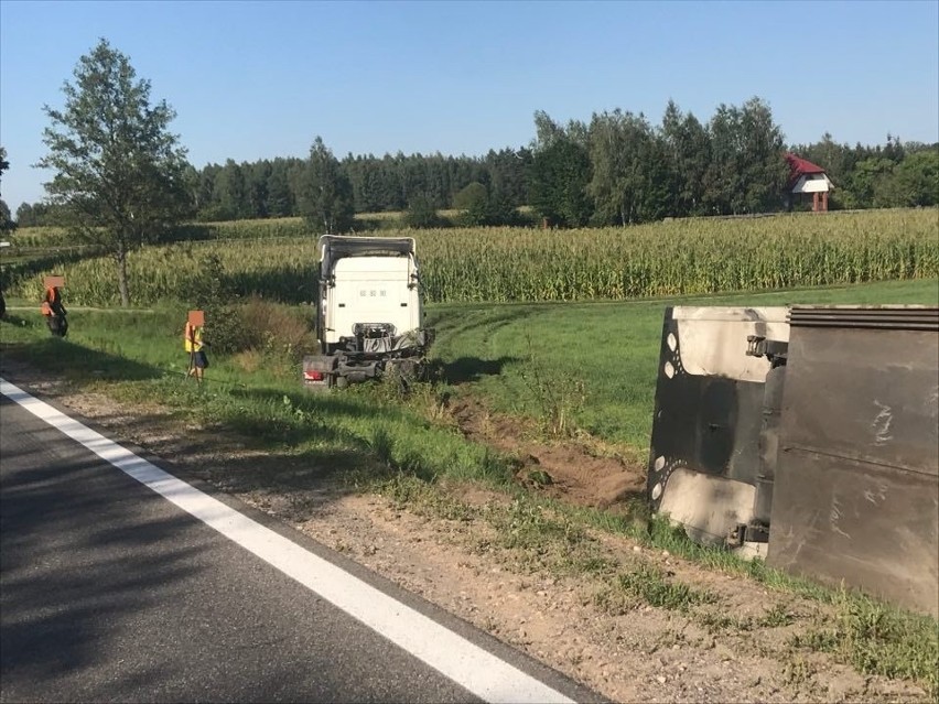 Popiołówka. Ciężarówka zjechała z drogi i przewróciła się na bok