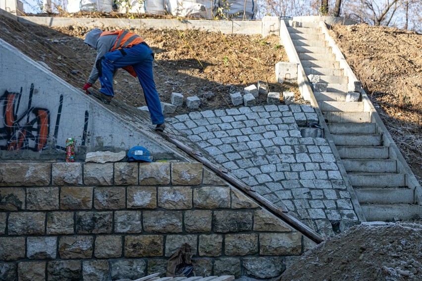 Kraków. Siedem wiaduktów kolejowych w przebudowie. Przejazd pod trzema jest zamknięty [ZDJĘCIA]