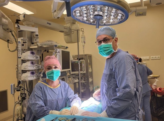 Zabieg wykonali chirurdzy onkolodzy: Michał Grabala i Joanna Suszczyńska z zespołem anestezjologicznym i pielęgniarek instrumentariuszek Bloku Operacyjnego USK.