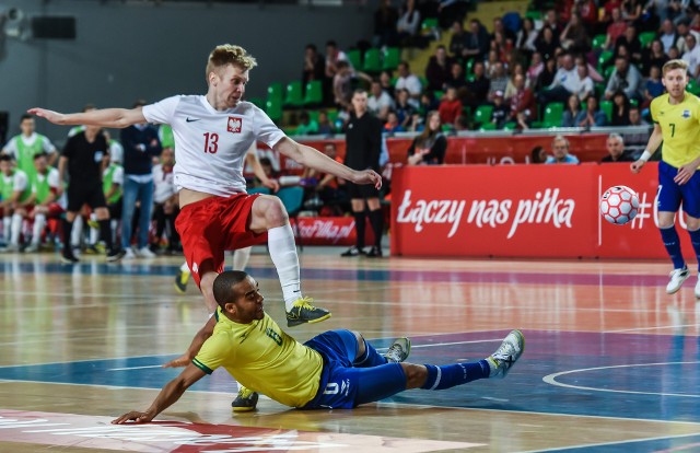 We wtorkowy wieczór w bydgoskiej hali odbył się drugi z zaplanowanych meczów towarzyskich w futsalu z udziałem reprezentacji Polski i 5-krotnych mistrzów świata, Brazylii.W pierwszym spotkaniu rozegranym w niedzielę w Koszalinie biało-czerwoni przegrali 1:5 (1:4), we wtorek w Bydgoszczy 2:7 (1:2). Mimo porażki kibice w "Łuczniczce" obejrzeli świetne widowisko. Z dobrej strony pokazał się zawodnik FC Toruń - Tomasz Kriezel.Polska - Brazylia 2:7 (1:2). Bramki: Robert Gładczak (4), Mikołaj Zastawnik (28) - Gadeia (8), Piotr Łopuch (19-samobój), Daniel Japones (24), Bateria 26, Ferrao (30 i 31), Marlon Araujo (32).Polska: Michał Kałuża - Piotr Łopuch, Mikołaj Zastawnik, Tomasz Lutecki, Tomasz Kriezel oraz Bartłomiej Nawrat - Michał Kubik, Karol Czyszek, Dominik Wilk, Robert Gładczak, Dominik Solecki, Sebastian Leszczak, Michał Marek, Sebastian Grubalski.Brazylia: Diego Roncaglio - Daniel Japones, Ferrao, Gadeia, Marlon Araujo oraz Guitta, Rafael Rato, Bateria, Leo Santana, Fernando Cunha, Felipe Paradynski, Fits.Żółta kartka: Zastawnik. Sędziowali: Damian Jaruchiewicz, Sławomir Steczko (Polska).ZOBACZ ZDJĘCIA Z MECZU FUTSALOWEGO W "ŁUCZNICZCE" >>>>>