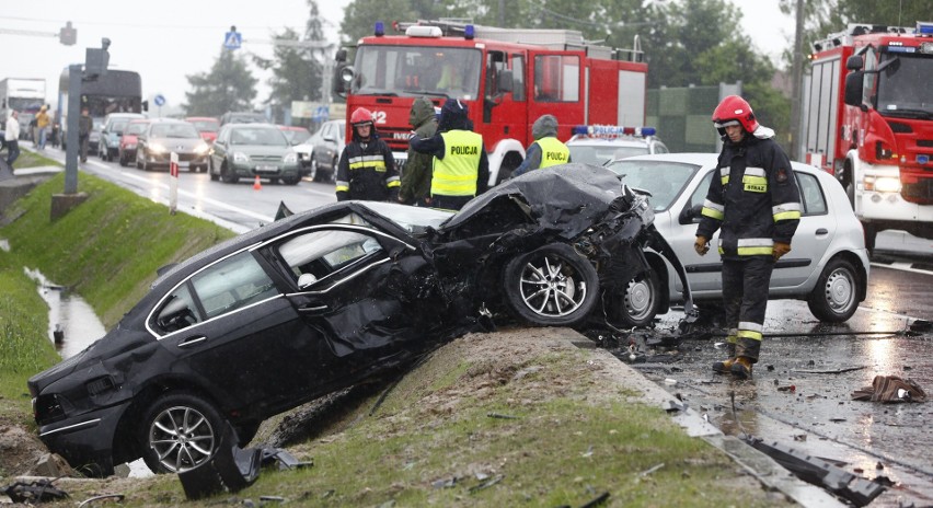 W zderzeniu czterech samochodów osobowych (cinquecento, opel...