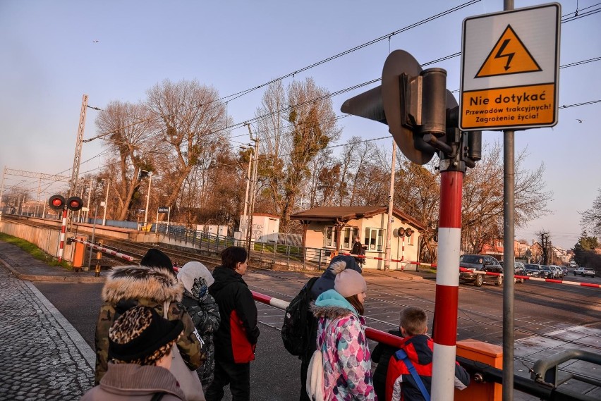 Przejście dla pieszych przez magistralę kolejową na...