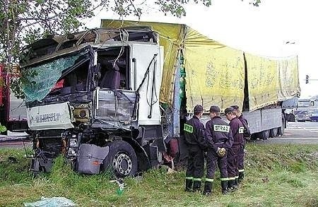 23 sierpnia 2001 doszło do jednego z tragiczniejszych wypadków na polskich drogach. O godz 6.25 na skrzyżowaniu drogi krajowej nr 1 Gdańsk - Katowice z drogą nr 484 biegnącą z Kamieńska do Bełchatowa tir staranował autobus z pracownikami Elektrowni Bełchatów. Na miejscu zginęło 7 osób, w szpitalu kolejne dwie, 20 odniosło rany.
