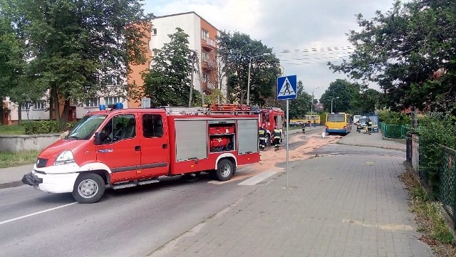 Paliwo rozlało się na ulicy, neutralizowali go strażacy.