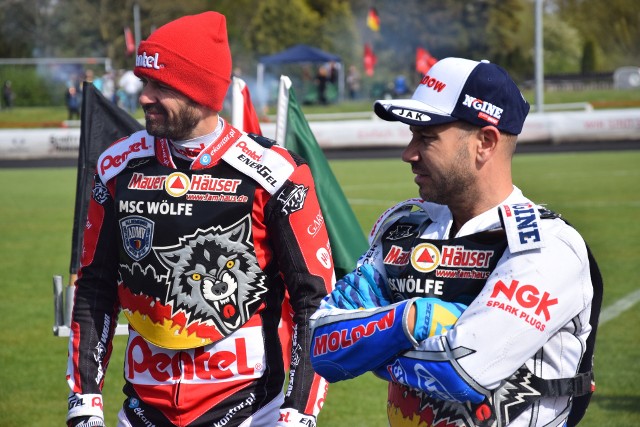 W sobotę 4 maja, a więc dzień przed 97. derbami Ziemi Lubuskiej, Piotr Protasiewicz i Nicki Pedersen z Falubazu Zielona Góra wystartowali w meczu żużlowej niemieckiej Bundesligi pomiędzy Nordstern Stralsund a Wölfe Wittstock. Obaj założyli plastrony drużyny gości, która po zaciętym meczu wygrała 44:40 (w niemieckiej lidze tabela zawodów ma 14 wyścigów). Na co warto zwrócić uwagę? Żaden z nich nie wygrał choćby jednego biegu. Ich postawa w biegach nominowanych przyczyniła się jednak do tego, że Wilki z Wittstock wywiozły znad Bałtyku dwa duże meczowe punkty. Dodajmy, że w meczu wystąpił też Erik Riss, który ma ważny kontrakt ze Stalą Gorzów, ale do dziś nie wystąpił w żadnym meczu gorzowian.Nordstern Stralsund 40 pkt.: David Bellego 8, Grigorij Łaguta 14, Tobias Busch 9, Dominik Möser 6, Celina Liebmann 0, Ben Ernst 3.Wölfe Wittstock 44 pkt.: Nicki Pedersen 8 (1, 2*, 1*, 2, 2*),  Piotr Protasiewicz 6 (2, 1, 2, 0, 1), Erik Riss 9, Kevin Wölbert 14, Steven Mauer 3, Lukas Baumann 1, Mirko Wolter 3.