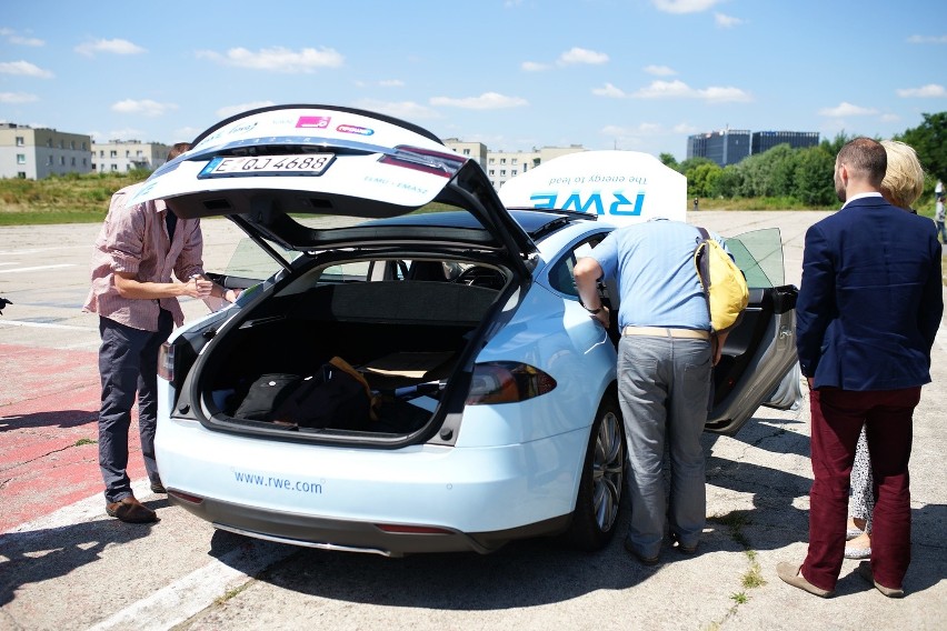 Samochód elektryczny Tesla w Krakowie [ZDJĘCIA, WIDEO]