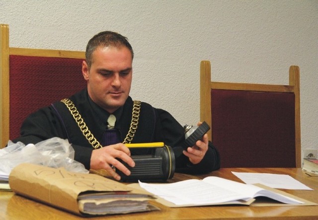 Podczas rozprawy sędzia Rafał Puchalski prezentował i opisywał latarkę, której oskarżony używał podczas kłusowania feralnego dnia.