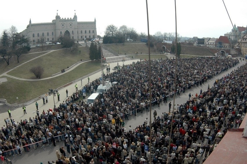 18 lat temu zmarł Jan Paweł II. Tak Lublin żegnał papieża. Zobacz archiwalne zdjęcia