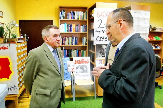 Od lewej Jerzy Wawrzyniak, obok Andrzej Wielewski, szef biblioteki pedagogicznej