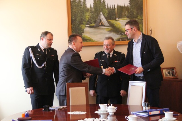 Burmistrz Gminy i Miasta Chęciny, Robert Jaworski podpisał umowę z właścicielem firmy „Komplexbud” Łukaszem Heinichem.