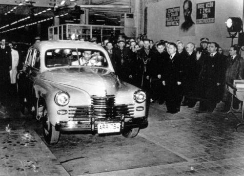 Szóstego listopada 1951 r., w przeddzień rocznicy rewolucji październikowej, triumfalnie zjechało z taśmy pionierskie auto zmontowane w całości z radzieckich części. Była to licencyjna Warszawa M-20.