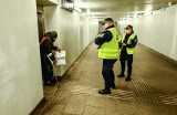 Policjanci znaleźli wyziębionego bezdomnego śpiącego pod altaną w Lubartowie