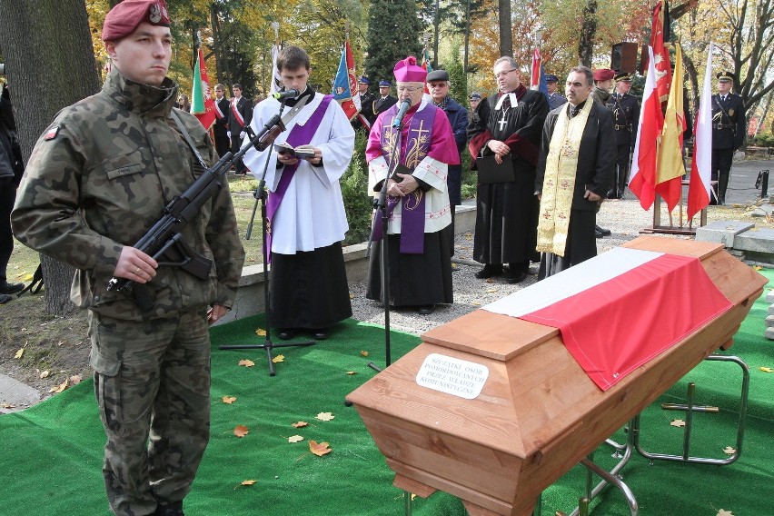 Pogrzeb ofiar nazistów i komunistów na cmentarzu na Dołach [ZDJĘCIA+FILM]