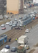 Wypadek na Legnickiej. Samochód zablokował torowisko 