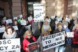 Pracownicy administracyjni sądów i prokuratur protestowali w Warszawie pod hasłem: „Ostatki u premiera”. Chcą podwyżek