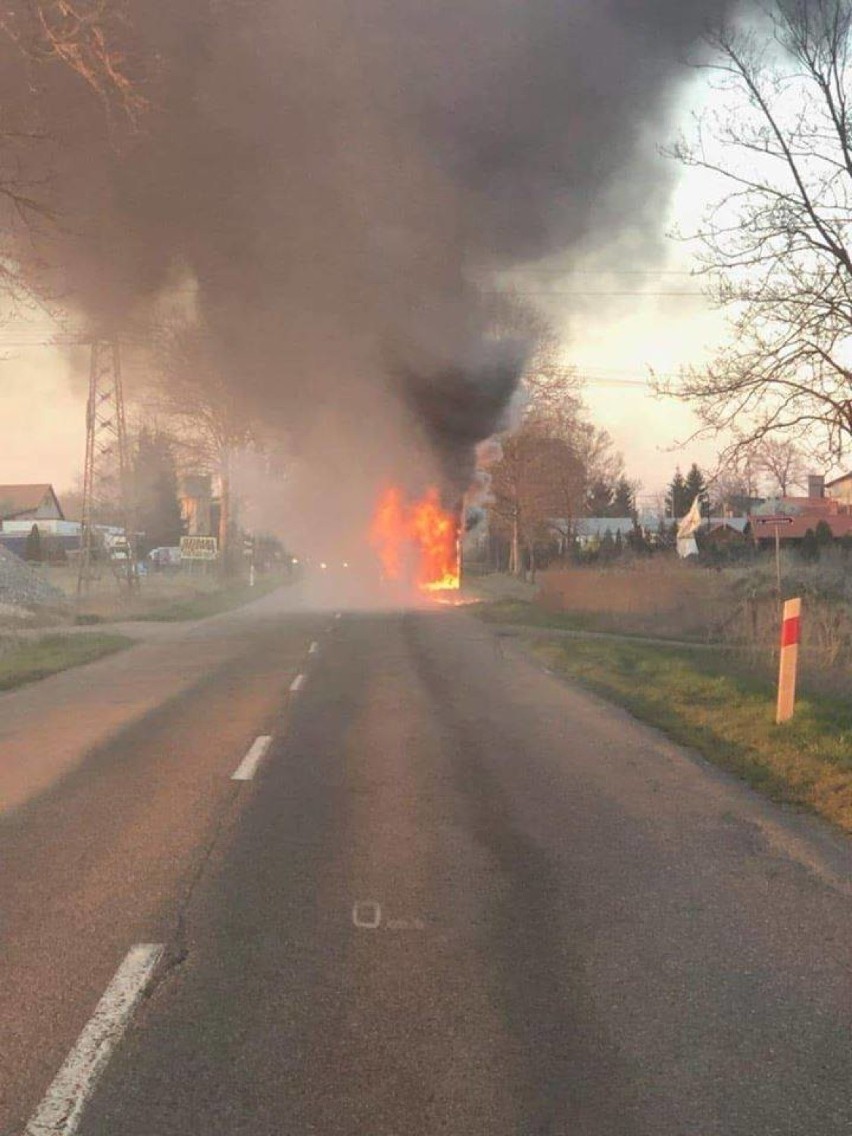 Nowy Dwór Gdański. Spłonął autokar, który wiózł wycieczkę do Krynicy Morskiej. Jedna osoba trafiła do szpitala [ZDJĘCIA]