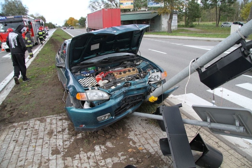 Tarnobrzeg. 20-latek roztrzaskał hondę na sygnalizatorze